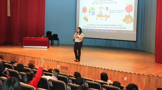 Estudiantes de primaria y bachillerato conocen detalles del camino recorrido por una científica UATx