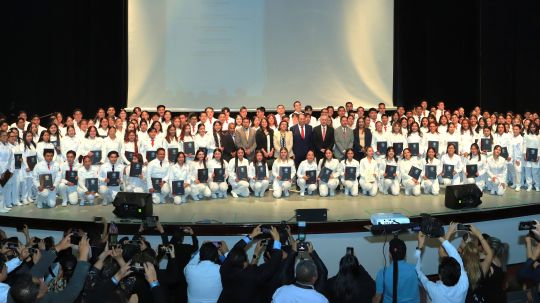 Rinden Juramento Ético Médico, 180 egresados de Ciencias de la Salud UATx