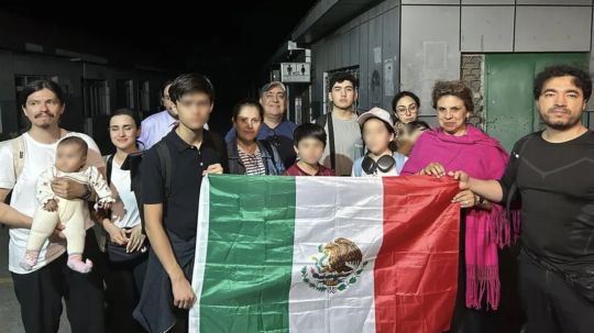 SRE activa protocolo de evacuación en Irán; retira a 18 mexicanos