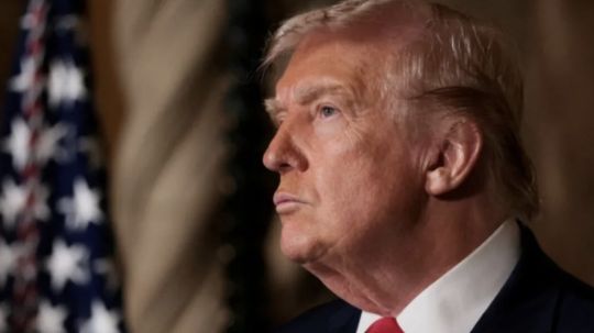 Trump revela que Venezuela entregará de 30 a 50 millones de barriles de petróleo a EU; él administrará el dinero