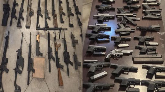Aseguran vehículo con más de 50 armas en su interior en Baja California