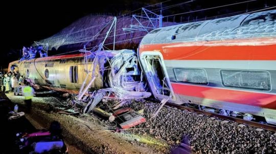 Descarrilamiento de dos trenes en Córdoba, España, deja al menos 21 muertos