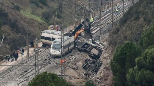 Sube a 45 cifra de muertos por el descarrilamiento de trenes en Córdoba, España