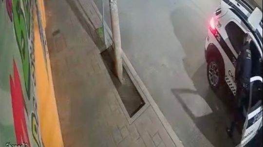 Policía municipal de Chiautempan orina en vía pública frente a cámaras de videovigilancia