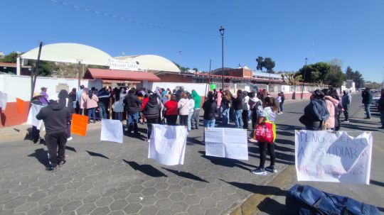 Manifestación de padres de familia paraliza vialidad por traslado de escuela primaria Emiliano Zapata