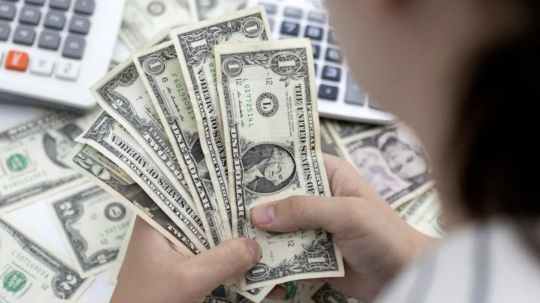 Peso mexicano cae tras jornadas al alza