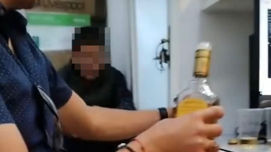 Chupando y trabajando: exhiben consumo de alcohol en horario laboral en el Registro Civil de Tlaxcala