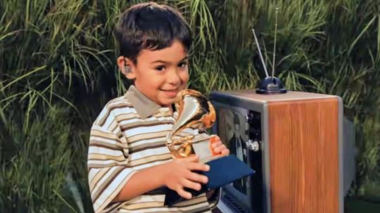 El niño que recibió el Grammy de Bad Bunny en la Super Bowl no es Liam Conejo Ramos