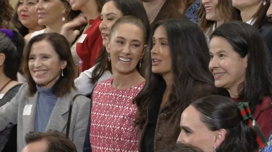Sheinbaum presenta junto a Salma Hayek y representantes de la industria incentivos para el cine