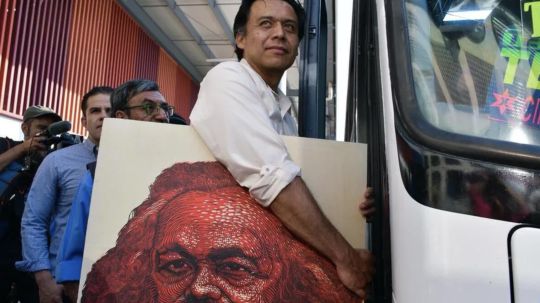 Marx Arriaga abandona instalaciones de la SEP tras notificarle su despido