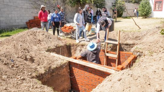 Supervisa Alfonso Sánchez García instalación de biodigestores en San Sebastián Atlahapa