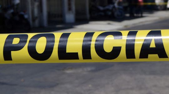 Cuerpo envuelto en plástico es encontrado en la vía pública, por policías estatales