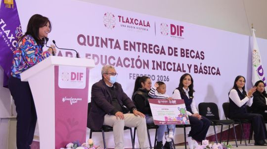 Encabeza Lorena Cuéllar quinta entrega de becas para la primera infancia en Tlaxcala