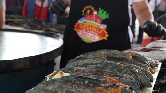 Logra Tlaxcala su cuarto récord Guinness con la línea de quesadillas más grande del mundo