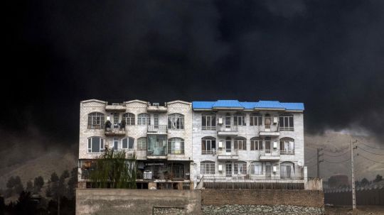 Depósitos de combustible incendiados por ataques de EU e Israel sumen a Teherán en la oscuridad