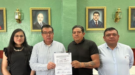 Comisión electoral del ayuntamiento de Tlaxcala entrega constancias de registro a planillas que competirán por la CAPAO