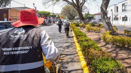 Mejora ayuntamiento de Tlaxcala la imagen urbana de la capital con trabajos de señalización en calles del centro