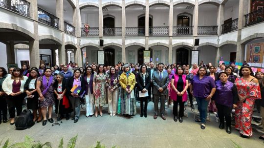 Participa Reyna Flor Báez en conversatorio sobre liderazgo digital de mujeres comunitarias