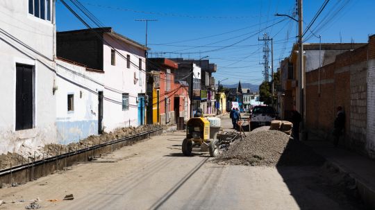 Gobierno de Huamantla realiza rehabilitación de pavimento asfáltico en calle Rosete Aranda, en el Barrio La Preciosa