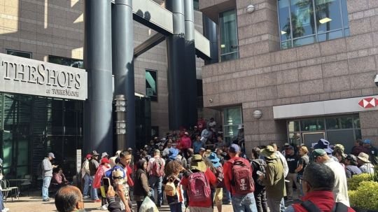 CNTE protesta frente a sedes de las principales Afores en Paseo de la Reforma