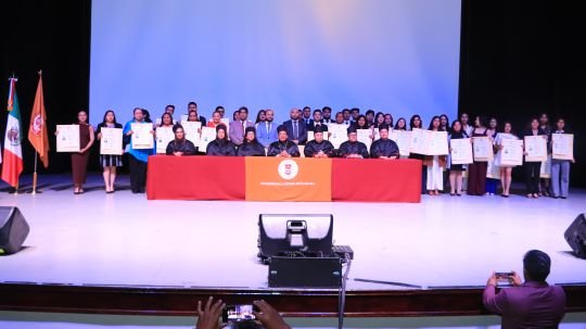 Entrega la UATx 319 títulos de licenciatura, especialidad, maestría y doctorado