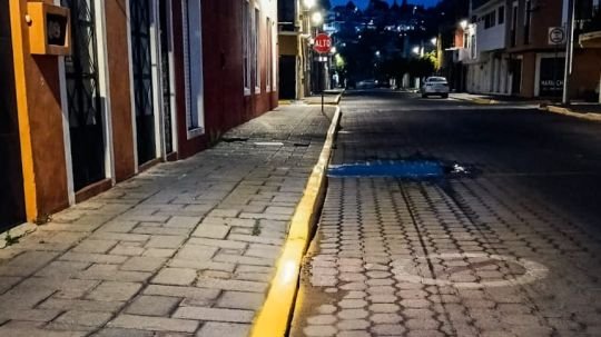 Continúan jornadas de madrugada para pintar banquetas en el centro de la capital