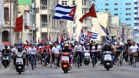 Miles de jóvenes cubanos participan en protesta contra el bloqueo de EU