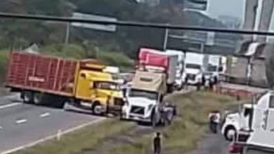 Tlaxcala se suma a paro; campesinos y transportistas bloquean carretera federal Nanacamilpa por demandas de seguridad