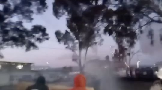 Desalojan con gas lacrimógeno a campesinos y camioneros que bloqueaban la México-Veracruz en Nanacamilpa