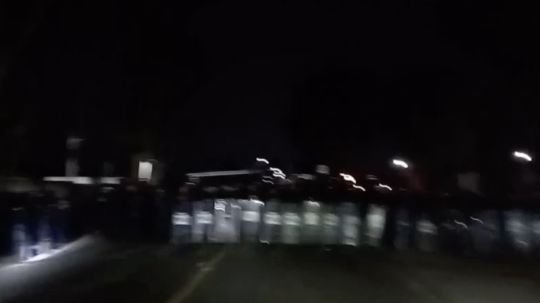 Rompen negociaciones en Nanacamilpa; policía estatal desbloquea carretera tras conato de violencia