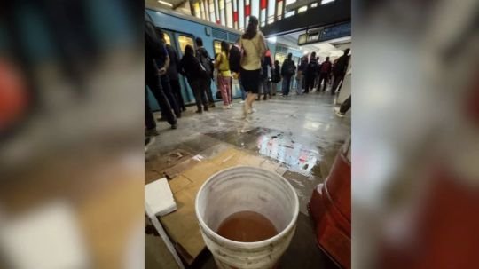 Con cubetas y cartones resuelve el STC filtraciones de agua en Tasqueña