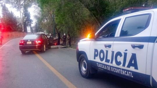 Policía y protección civil municipal de Tlaxcala atienden percance vial en la Loma Xicohténcatl