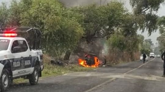Incendian vehículo en Natívitas; responsables huyen en dos autos