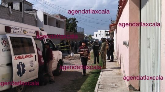 Ni el uniforme, ni el arma, ni los años de capacitación sirvieron, a pedradas vencen a policías de Apizaco, uno grave