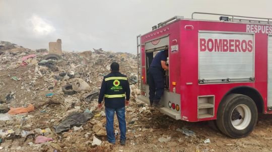 Autoridades estatales y municipales combaten incendio en relleno sanitario de Nanacamilpa