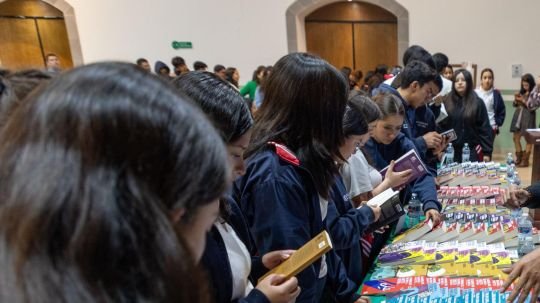 Entregan acervos literarios 25 para el 25 a estudiantes del municipio