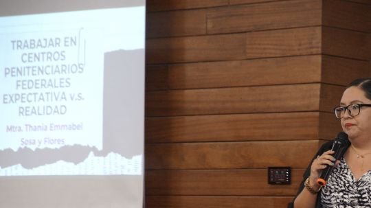 Especialista expone a estudiantes de Criminología UATx la realidad laboral que prevalece en centros penitenciarios