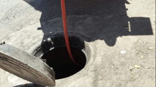 Continúa ayuntamiento de Tlaxcala con medidas preventivas ante lluvias con desazolve de drenaje sanitario en la Ribereña