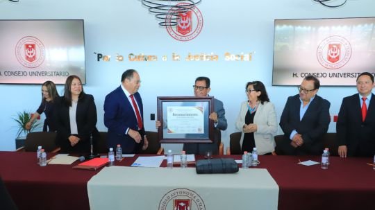 H. Consejo Universitario reconoce el liderazgo educativo y el empuje que el Dr. Serafín Ortiz ha dado a la UATx