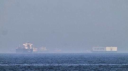 Buque de carga fue atacado cerca de Estrecho de Ormuz, dice agencia naval británica
