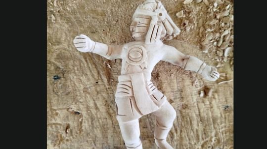 Artesano tlaxcalteca gana premio nacional con obra legado de dioses en madera tallada
