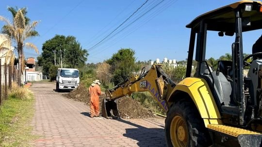 Gobierno de Alfonso Sánchez García desazolva canal en Acuitlapilco para reforzar prevención ante lluvias