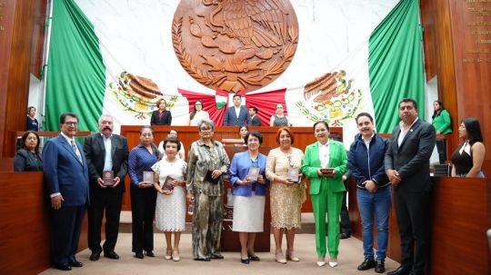 Entrega Congreso del Estado presea 50 Años por la Educación al Servicio del Pueblo