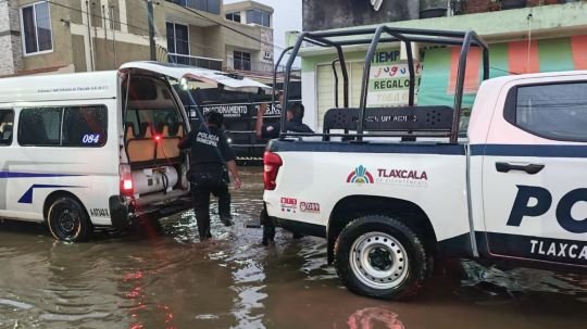 Héroes: policías municipales de Tlaxcala rescatan a familia atrapada en combi varada por fuerte lluvia en Ocotlán