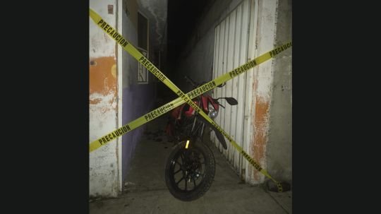 Localizan motocicleta con predenuncia de robo en SPM; policías custodian inmueble en San Sebastián Xolalpan