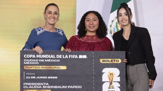 Sheinbaum entrega boleto para inauguración del Mundial a joven veracruzana Yolett Cervantes