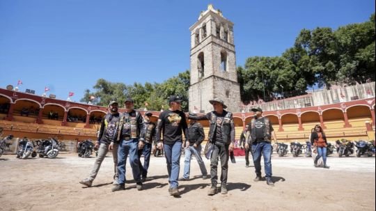 Recibe Alfonso Sánchez García a motociclistas nacionales y extranjeros en la capital