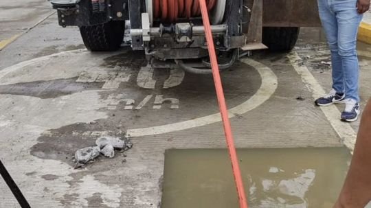 Atiende ayuntamiento de Tlaxcala red de drenaje en la calle Francisco I. Madero de Acuitlapilco
