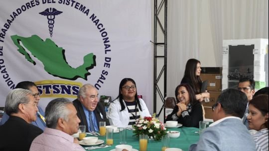 Reconoce gobernadora a madres y padres de la sección 31 del STSNS