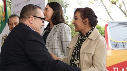 Tlaxcala fortalece la oferta turística de la capital con la entrega de un turibús